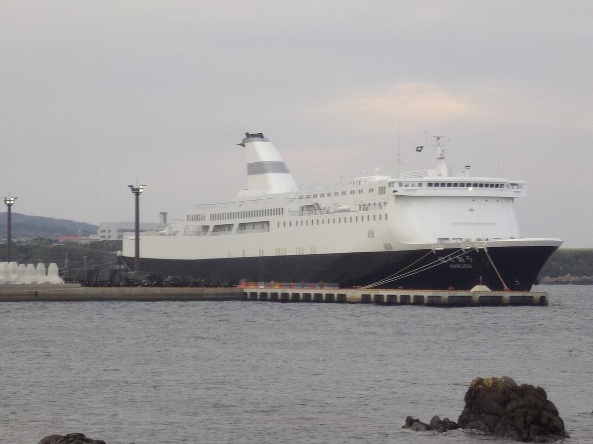 aki_jp2020's tweet photo. 小泉防衛相が言及している「はくおうII」は、新日本海フェリーが運航していた「はまなす」です。

元フェリーなので、
・大勢が一定期間生活可能
・高速で移動可能
という特徴があります。

実は初代「はくおう」(2枚目、元すずらん)は、10年前の熊本地震の支援で八代港に来てます

本当になんて因果… https://t.co/C55eTyEqhJ