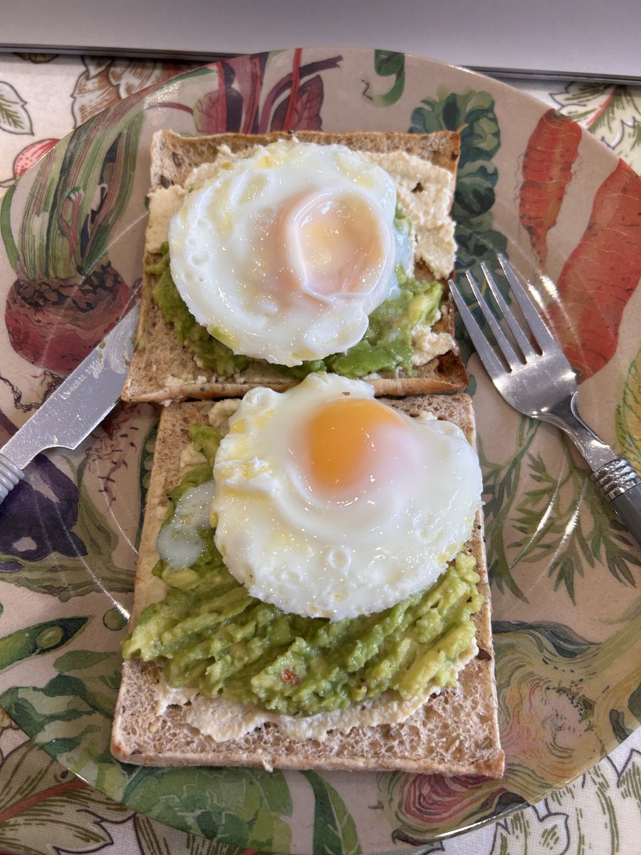 cmcayley's tweet photo. Healthy lunching: high protein flatbread, with hummus, avocado and poached eggs. You can but try…! #healthyeating #beinggood https://t.co/hIQTiY74Xg