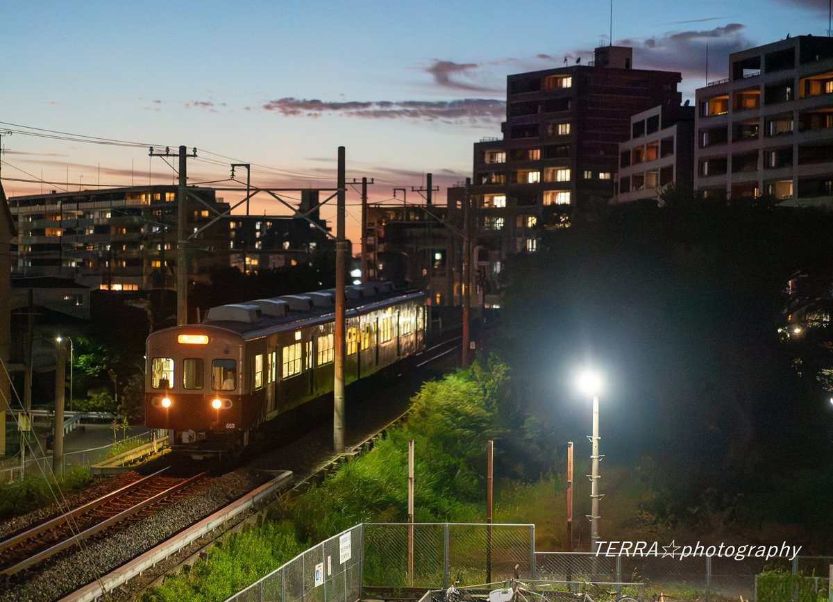 TERRA485583181's tweet photo. 「暮色のレール」
#鉄道写真
#西日本鉄道
#600形
#SONY
#SAMYANG
#75mmF18FE
#ISO51200
#福岡市東区 https://t.co/CDsCmiQzma