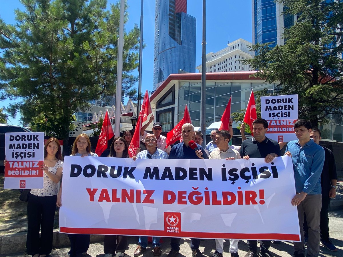 Dogu_Perincek's tweet photo. Doruk Madencilik işçileri ekmek davaları için eylem yaptıkları Yıldızlar SSS Holding önünde, işverenin başvurusu üzerine gözaltına alındılar. Gözaltı işleminin işverenin şikâyetiyle gerçekleşmesi ilgili makamlar için utanç vericidir. 580 işçinin maaş ve kıdem tazminatı alacağı var. İşçilerimizin mücadelesi haklıdır. İşçilere defalarca ödeme sözü veren patron, sözünde durmamıştır.

   İşçi hareketimizin örnek örgütlerinden Türkiye Maden-İş Sendikamız da başından itibaren başarılı bir mücadele yürüttü/yürütmektedir.

   İşçilerimiz bağımsız, başı dik, üreten ve bütünleşen Türkiye'nin temel dayanağıdır.

   Sorumluluk kamu yönetimi makamlarındadır. İlgili Bakanlıklar gerekeni yapmalı ve işçilere ödeme yapılmasını sağlamalıdır. Vatan Partisi olarak ekmek davası için mücadele eden işçilerimizle ve Türkiye Maden-İş Sendikamızla omuz omuzayız. İşçilerimiz ve sendika yöneticilerimiz derhal serbest bırakılmalıdır.
