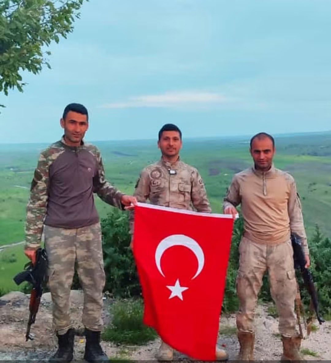 guvenlikkorucum's tweet photo. Korucular, vatanın ayrılmaz parçalarıdır; güvenlik güçlerimizle birlikte 41 yıldır omuz omuza mücadele veren yiğitlerdir… https://t.co/HhRa6iz0A0