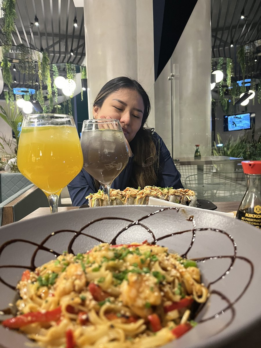 oliverpr03's tweet photo. provecho x2 (los palillos son mi enemigo por siempre) (nótese mi cara de que una hamburguesa no me haría esto) (happy wife, happy life) 🐽💗 https://t.co/x1YFPC3AjO