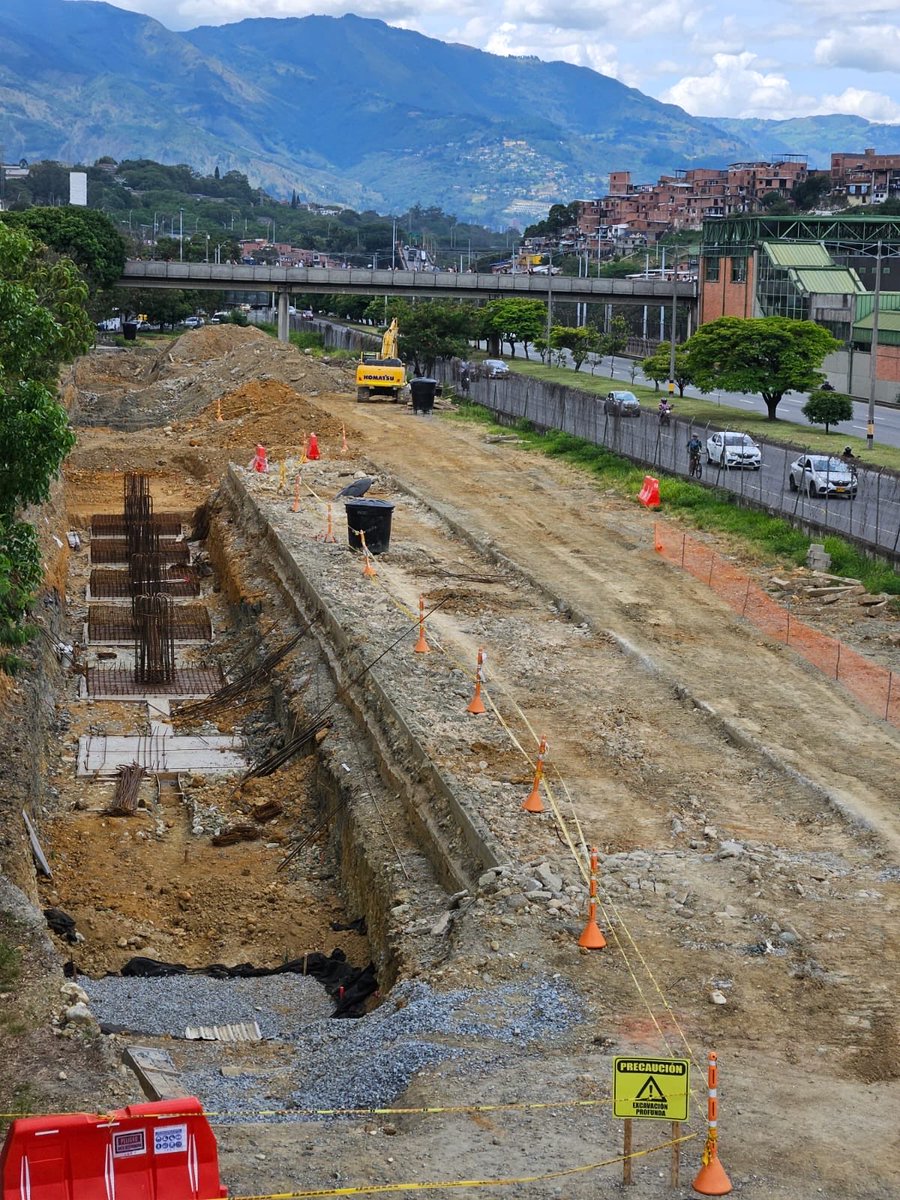 FicoGutierrez's tweet photo. Las obras del Metro de la 80 siguen avanzando @metrodemedellin 

Ya alcanzamos el 55 % de avance en las excavaciones para las cimentaciones de la estación Caribe, una obra que transformará la movilidad de miles de personas y seguirá consolidando un sistema de transporte más sostenible para nuestra ciudad.

Esta estación contará con cerca de 2.000 m² de nueva infraestructura al servicio de la gente.

Seguimos trabajando, avanzando y haciendo realidad el sueño del Metro de la 80. Medellín sigue demostrando que cuando se hacen las cosas bien, las obras sí avanzan.