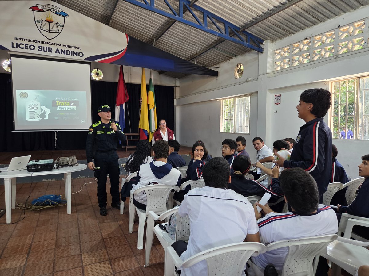 ProteccionPonal's tweet photo. Sensibilizamos en #Huila a estudiantes sobre la importancia del autocuidado, el reconocimiento de señales de alerta y la denuncia de cualquier situación sospechosa, fortaleciendo entornos protectores👮🤝.
 #JuntosPorLaNiñez https://t.co/XBUkEElAQn