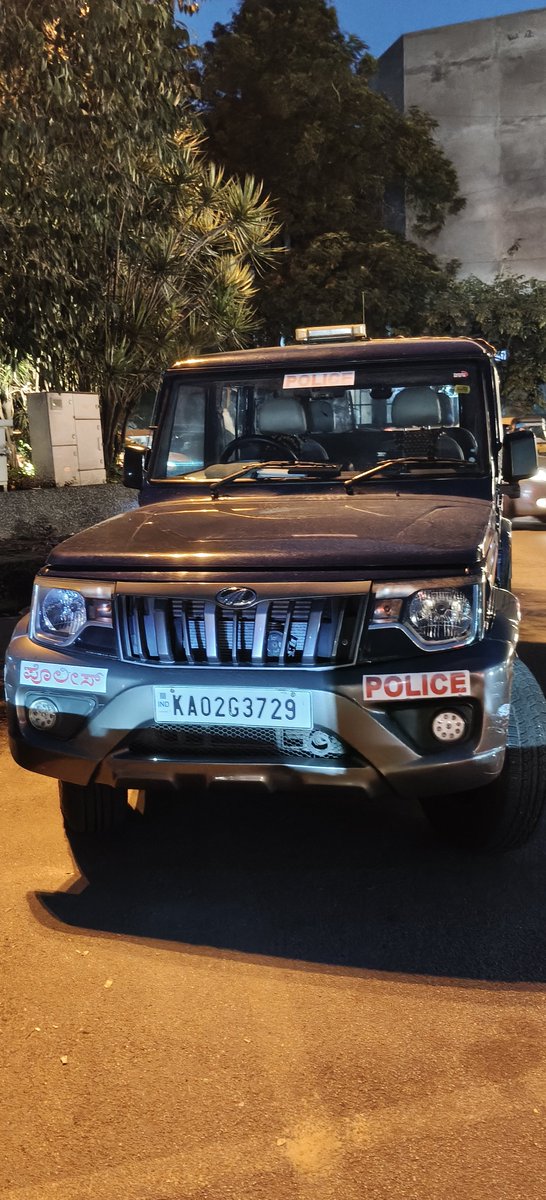 girishmr8's tweet photo. @BlrCityPolice @blrcitytraffic @Jointcptraffic ಶೇಷಾದ್ರಿಪುರದ ನೆಹರು ಸರ್ಕಲ್ ನ ಚಾಲುಕ್ಯ ಹೋಟೆಲ್ ಮುಂದೆ ಹೀಗೆ ಅಡ್ಡಾದಿಡ್ಡಿ ಸರ್ಕಾರಿ ವಾಹನಗಳ ನಿಲುಗಡೆ #traffic @krishnabgowda @PriyankKharge https://t.co/Ne6ZplVky5