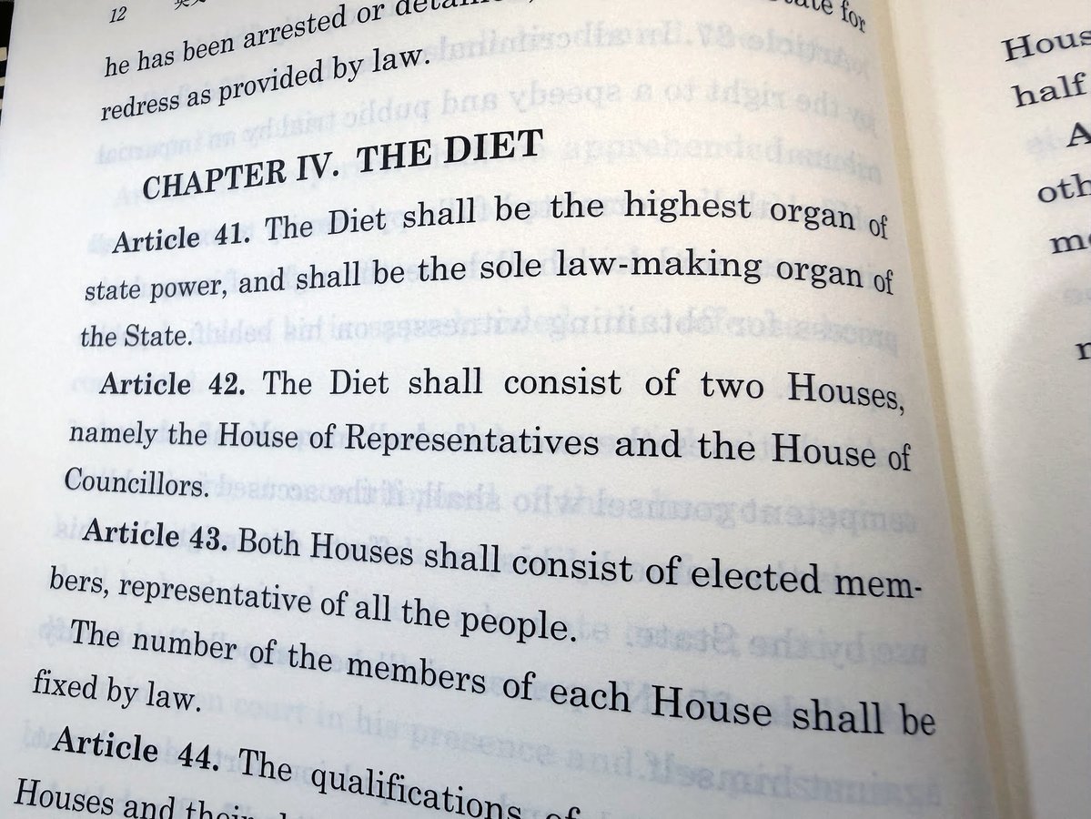 KenAkamatsu's tweet photo. これまで「参議院」の英語表記は「House_of_Councillors」でしたが、このたび議運での申し合わせで「Senate」に改められ、「参議院議員」も「Senator」を用いることとなりました。諸外国でも上院はSenateが多く、Councillorだと評議員っぽくて、海外では国会の一院と思ってもらえない場面もあったようです。
 赤松事務所でも、この夏から名刺の英語版をSenatorに変更します。 
・・・なぜ今まで「House of Councillors」だったのかと言うと、憲法の英語訳がそうなっていたから。実に80年振りの変更となります。