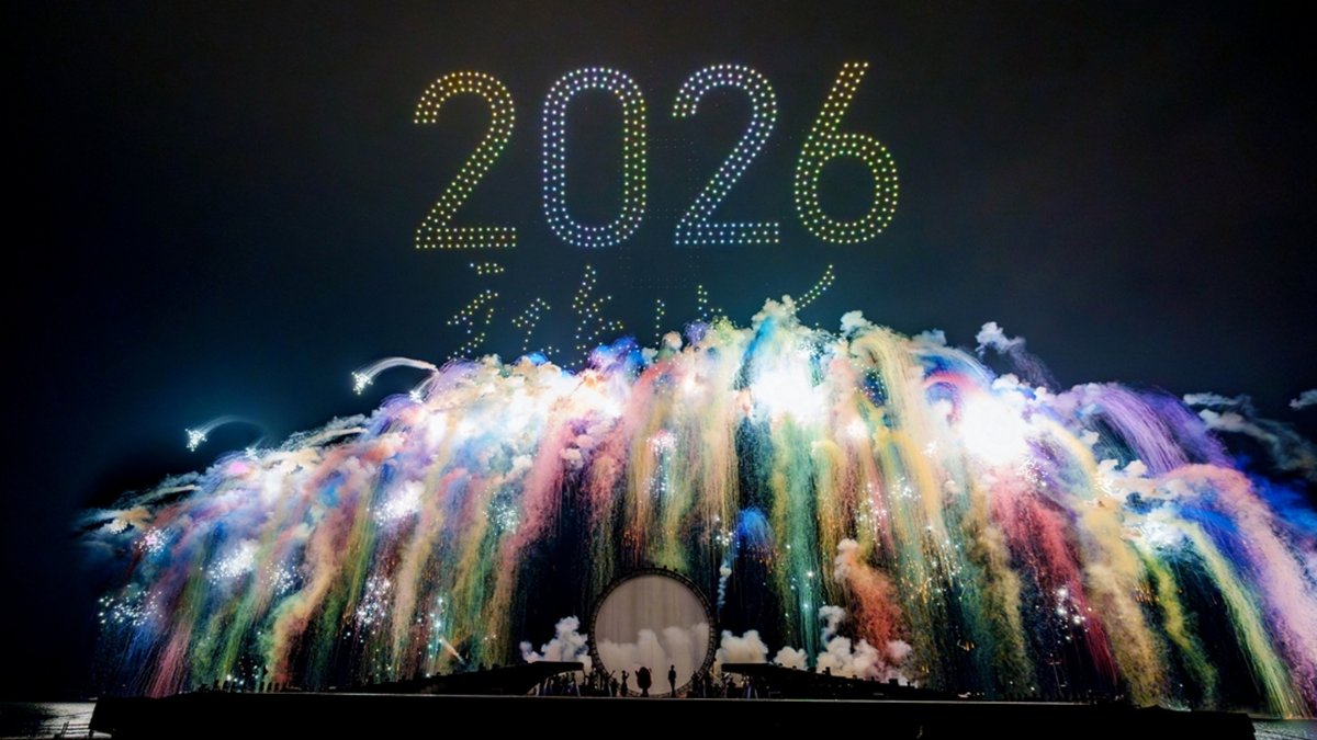 NannieShirkui's tweet photo. Midnight bell rings, fireworks paint the sky—New Year’s joy is here! https://t.co/YpXFV8ojoK