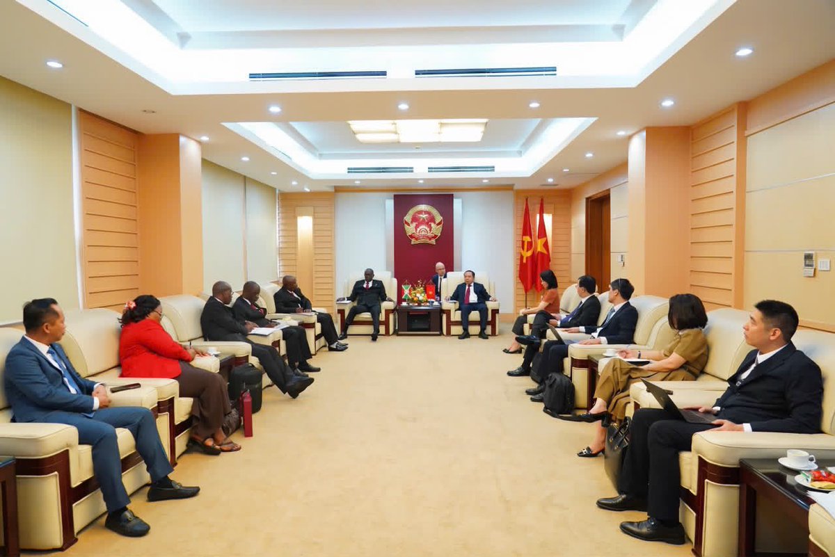 JonNdayi's tweet photo. Une réunion de travail fructueuse a suivi la signature de l'accord entre le #CNDD_FDD et le #PCV à Hanoi (Vietnam). Les délégations planchent déjà sur les modalités concrètes de mise en œuvre pour des résultats tangibles. https://t.co/KwQHYHaq5d