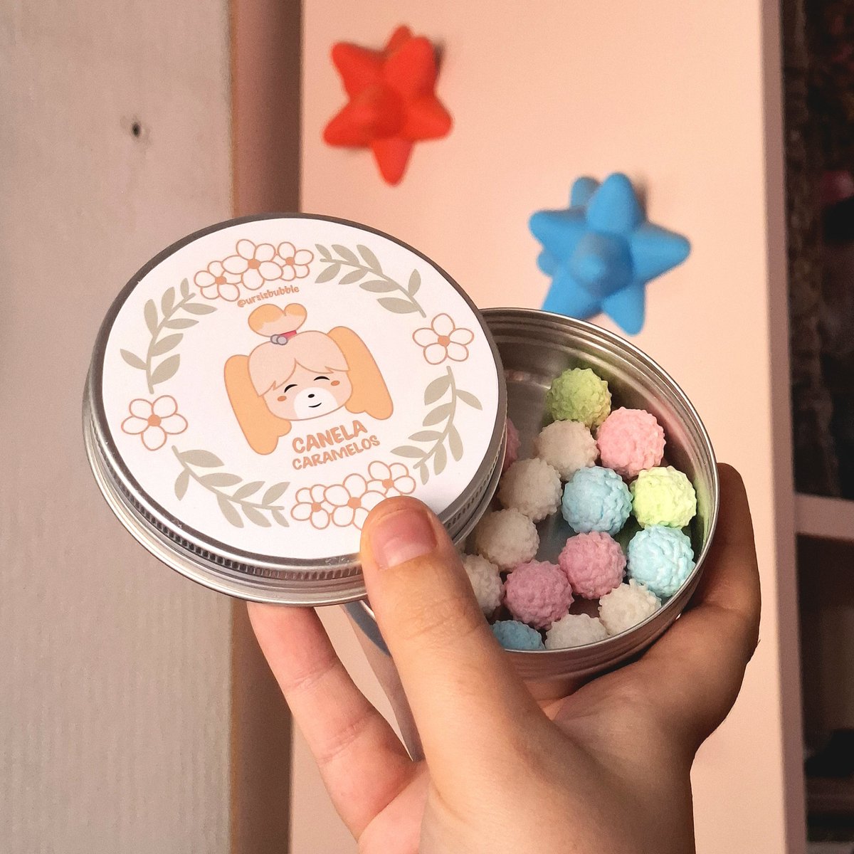 ursisbubble's tweet photo. Acabo de añadir las cajitas de caramelos actualizadas 🧡

👉 https://t.co/ofObUEMS7H 👈

#animalcrossing #acnh #animalcrossingnewhorizons #animalcrossingmerch #acnhmerch https://t.co/zFXjEAnwBs