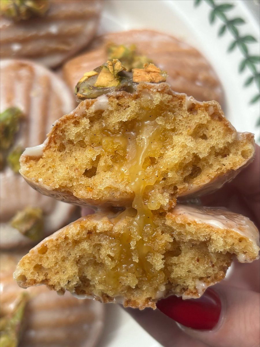 bakingenjoyer's tweet photo. Today I made these brown butter + orange madeleines filled with an orange and vanilla bean caramel, and finished with a pistachio praline topping:) https://t.co/vbTKIHofFJ