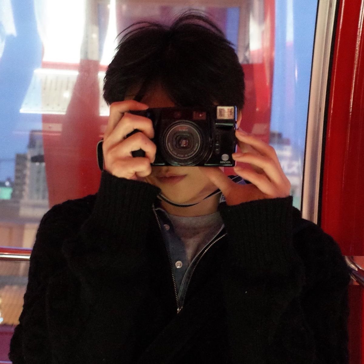 seeeesky's tweet photo. “ดีครับคุณจิม ไม่ต้องมองกล้องนะ”
“…”
“โอเคครับ เดี๋ยวเปลี่ยนชุดถัดไปเลย”
“รูปใช้ได้แล้วใช่ไหมครับ”
“ครับ แต่บอกว่าไม่ต้องมองกล้องก็ยังมองนะ”
“ขอโทษที ตามันไปเอง”
“ยินดีด้วย ได้เป็นดาราดังใหญ่แล้ว”
“ไม่ขนาดนั้น แล้วเธอล่ะทำไมมาเป็นตากล้องไหนบอกว่าแค่อยากทำเป็นงานอดิเรก”
“เวลาผ่านไปอะไรก็เปลี่ยน เราต้องเลี้ยงปากท้อง”
“ดีค เราอยากคุยกับเธอหน่อย”
“เรียกเราดีคอนดีกว่า ชื่อนั้นให้คนสนิทเรียก”
“แต่เราก็เคยเรียก”
“ก็นั่นมันเคยไงครับคุณจิม ไปเปลี่ยนชุดได้แล้ว”
“รีบกลับหรอ”
“ใช่ ลูกเรารออยู่ อีฟเปลี่ยนฉากดิ๊ ลูกกูรออยู่”

“ไอ่ดีค”
“ไร”
“กูรู้ละหน้าหลานกูเหมือนใคร”
“หุบปากแล้วทำงาน วันนี้กูจะไปรับหลานมึงที่โรงเรียน”
“ถามจริงดีค นั่นจิมเลยนะเว้ย ดังมาก รวยมากด้วยทำไมไม่บอกเขา มึงจะได้ไม่ต้องทำงานหามรุ่งหามค่ำ”
“ถ้ายังไม่หยุดพูดนะอีฟ กูไล่มึงออกแน่”
“ค่าาาคุณดีคอนน”

“วันนี้โอเคใช่ไหม เราต้องแก้อะไรอีกป่าว”
“ไม่ล่ะ กลับได้เลย”
“คือ-”
“เราว่าเราไม่มีอะไรต้องคุยกัน อีฟฝากเก็บของด้วยกูไปรับลูกก่อน”
“ดีค ขอคุยด้วยนิดเดียว แปปเดียว นะ นะ”

“โอกาสครั้งแรกคือเธอพนันกับเพื่อนเพื่อจีบเรา แล้วเราเป็นตัวตลกในเกมนั้น จนเธอพิสูจน์ว่าชอบเราจริง ๆ สุดท้ายเราก็ให้โอกาสเธออีก

โอกาสครั้งที่สอง เธอบอกเลิกเราโดยไม่บอกอะไรเลย เจอเธออีกทีก็อยู่บนหน้าจอ

และมันจะไม่มีครั้งที่สาม ถอยไปซะจิม เรากับเธอเป็นแค่คนเคยรู้จักกันก็พอ”