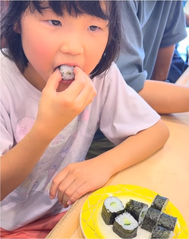 moriageboys's tweet photo. 巣鴨の駅前にある歴史あるお寿司のお店で
うなぎ親子が美味しくお寿司を食べております。

うなぎお父さんはビールも美味しく
飲んでおりました

【巣鴨駅前商店街】巣鴨でリーズナブルに江戸前寿司を食べるならここ！ https://t.co/n2bcgg113u @YouTubeより https://t.co/YLGxCepYVM