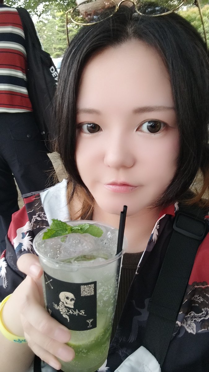 akkey0917's tweet photo. 久しぶりの近影ー！先週アイスフェス行ったときの！結局酒を飲んでいるこの人……
最近週末に役者ちっくなバイトとかワークショップをたくさん入れててなかなか遊びに行けてないですが充実はしてます！8月も引き続きなのと、新盆で秋田行くのもありお子たちの部活なども忙しく……またバタバタしそう🫠 https://t.co/Bx1zXiuHsp