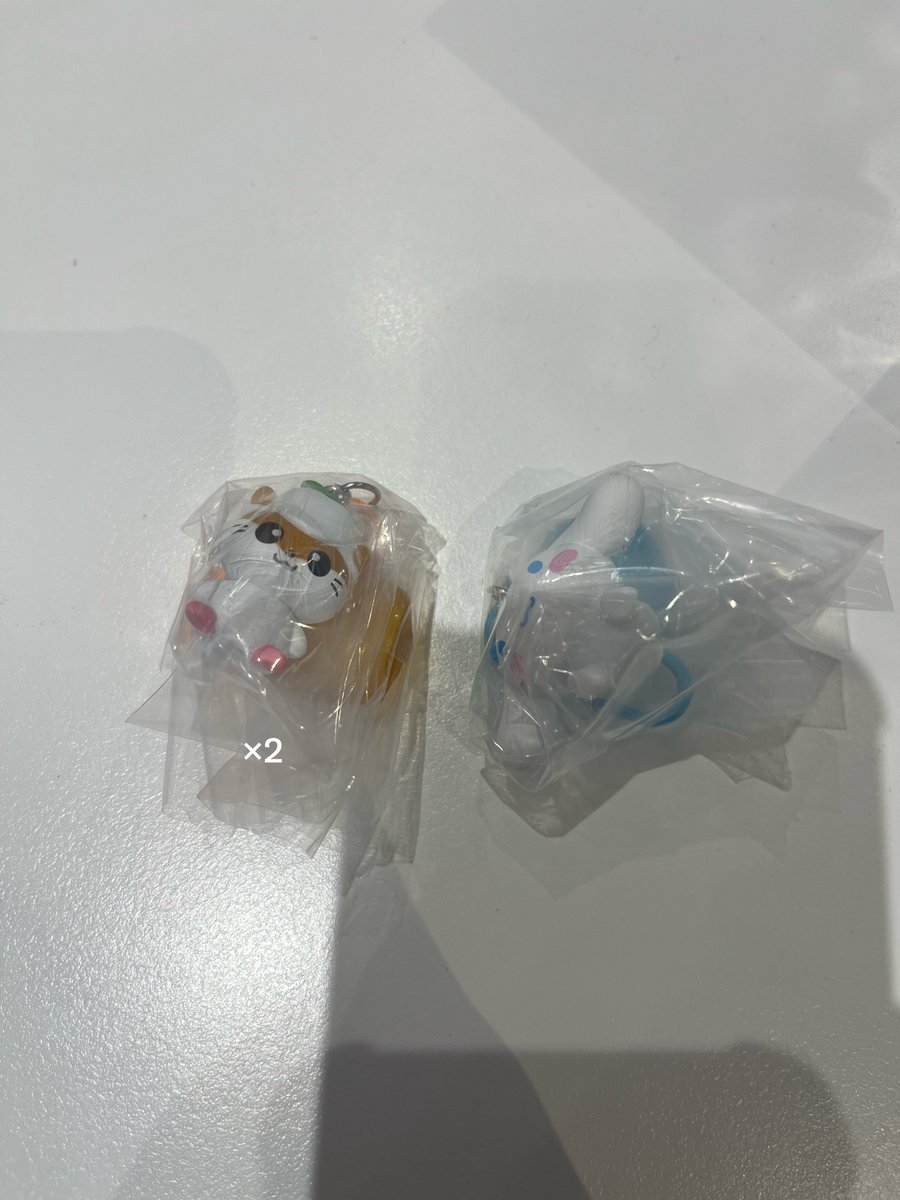 tsuuu_3's tweet photo. 【交換】サンリオ カラともマスコット ガシャポン クリスタル　きらきらこんぺいとうチャーム　ガチャ

譲 コロコロクリリン　シナモン

求 同種ウサハナ
     クリスタル→シナモロール
　キーリングハンガー→ウサハナ、シナモロール
     こんぺいとう→シナモロール

郵送での交換希望★ https://t.co/UXPXhbiV45