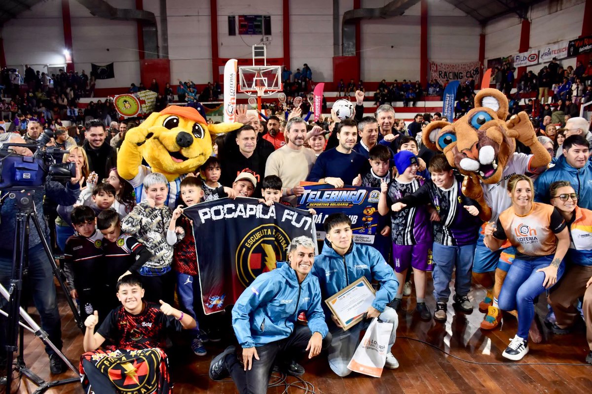 gerardomerinotw's tweet photo. Junto al gobernador @NachoTorresCH , Loteria del Chubut y Chubut Deportes, anunciamos dos grandes noticias para nuestra ciudad: el Telebingo Deportivo, que les permitirá a nuestros clubes recaudar fondos para seguir creciendo, y la nueva pista de atletismo de tartán, una obra histórica que nuestros atletas esperaron durante muchos años y que hoy comienza a hacerse realidad.

Cuando asumimos encontramos muchas instituciones y espacios deportivos que habían quedado relegados. Nos comprometimos a escucharlos, acompañarlos y volver a poner al deporte en el lugar que merece.

El deporte se construye con compromiso, trabajo en equipo y oportunidades. Ese es el camino que elegimos para seguir fortaleciendo y acompañando a nuestros clubes.