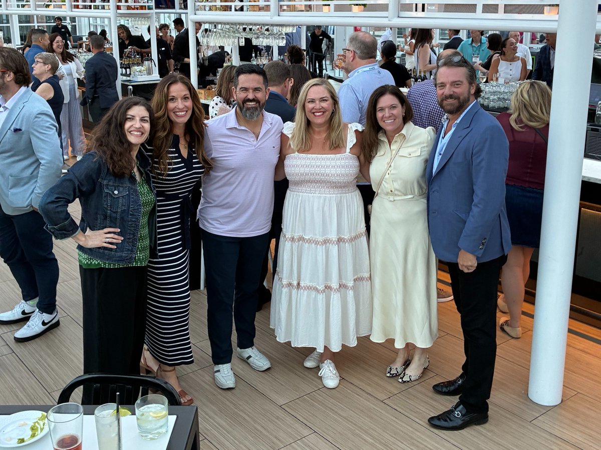 ACYPL's tweet photo. We had a blast in Chicago joining our friends at @StatesideAssoc for a reception during NCSL &amp; hosting a Board meeting to plan our work for the year ahead. 

It was great connecting with so many alumni and friends new and old and chatting about the power of bipartisan exchanges! https://t.co/Is8EYcuDDK