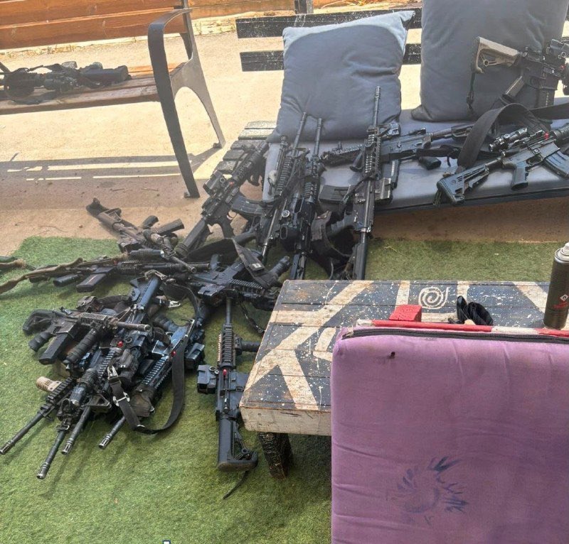 Rd_fas1's tweet photo. بعد تمزيق قائدهم للافتات تذكارية كتبوا عليها "مصاصو الدماء" "الشياطين"، تمرد 100 جندي إسرائيلي من لواء جفعاتي داخل قاعدة عسكرية، بعد ان كانوا يستعدون لدخول قطاع غزة 🇵🇸 https://t.co/yn5yC7jPem