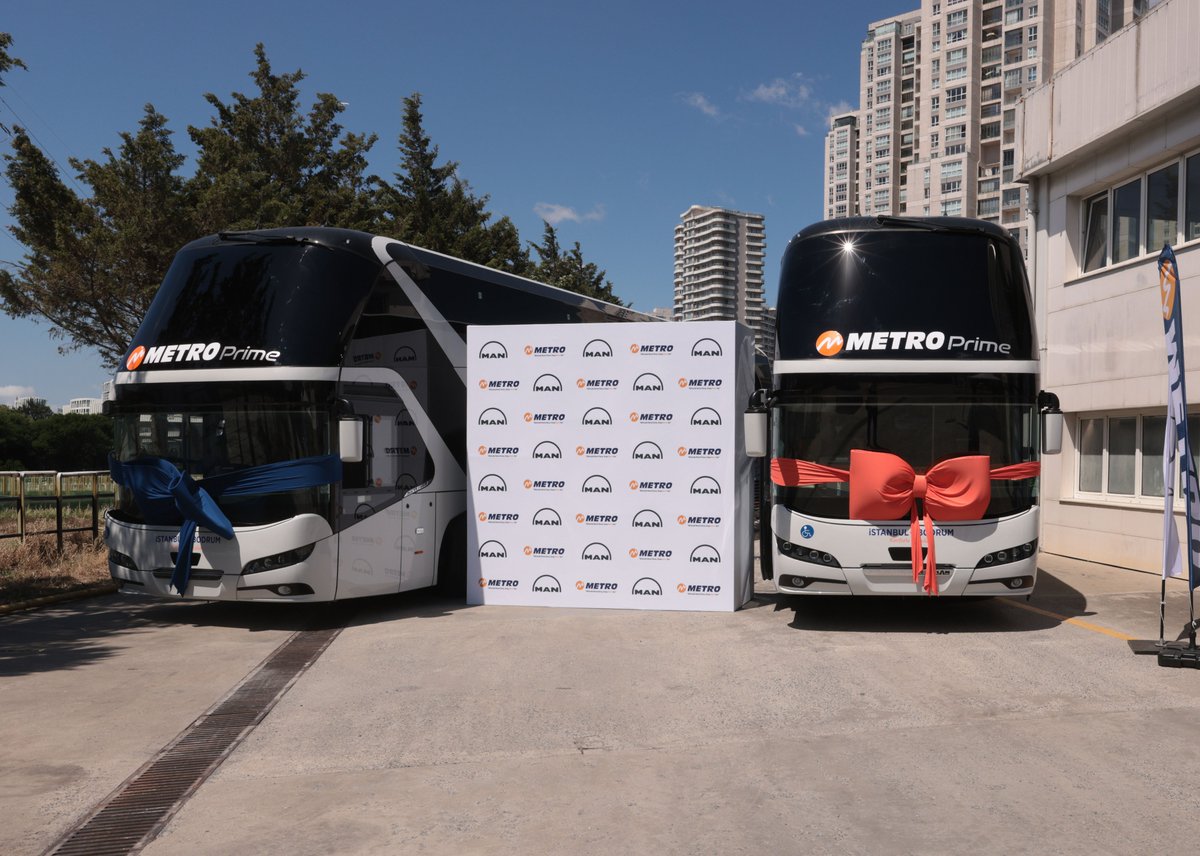 MetroTurizm's tweet photo. Metro Prime ile Bodrum yolculuğunda Neoplan Skyliner imzası! 
MAN ev sahipliğindeki törenle, İstanbul – Bodrum hattına özel yeni araçlarımız filomuza katıldı.
Üst düzey konfor sunan araçlarımız Cuma gecesi ilk seferiyle yollarda! 

#MetroTurizm #MetroPrime #Bodrum https://t.co/5ZvxpyGBuW