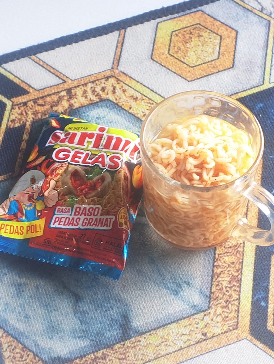 shnerly's tweet photo. nggak sengaja nemu sarimi gelas baso granat di warung deket kos. baru liat bungkusnya aja udah ngiler. ada yang udah cobain belum sih? 😭 https://t.co/Hed1zVscpF