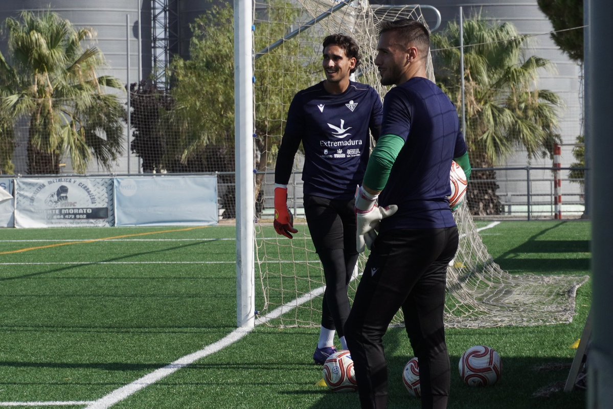 HablemosdelCDDB's tweet photo. 🥅 El Don Benito ha completa la primera sesión del día con la mirada puesta en el enfrentamiento del domingo en Castuera.

⚽️Los de José Carlos Prieto avanzan la pretemporada y se siguen poniendo a tono en el Celestino Mera.

#donbenito #pretemporada #futbol https://t.co/iSMWrO3wqr