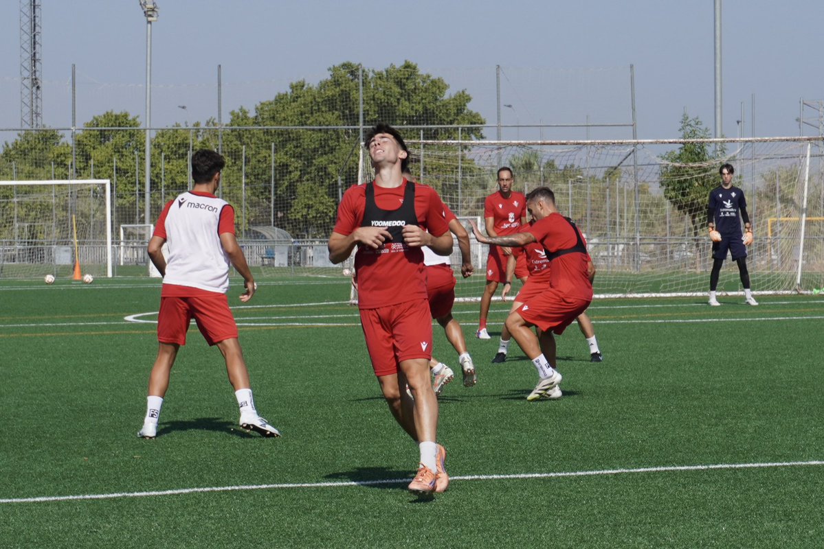 HablemosdelCDDB's tweet photo. 🥅 El Don Benito ha completa la primera sesión del día con la mirada puesta en el enfrentamiento del domingo en Castuera.

⚽️Los de José Carlos Prieto avanzan la pretemporada y se siguen poniendo a tono en el Celestino Mera.

#donbenito #pretemporada #futbol https://t.co/iSMWrO3wqr