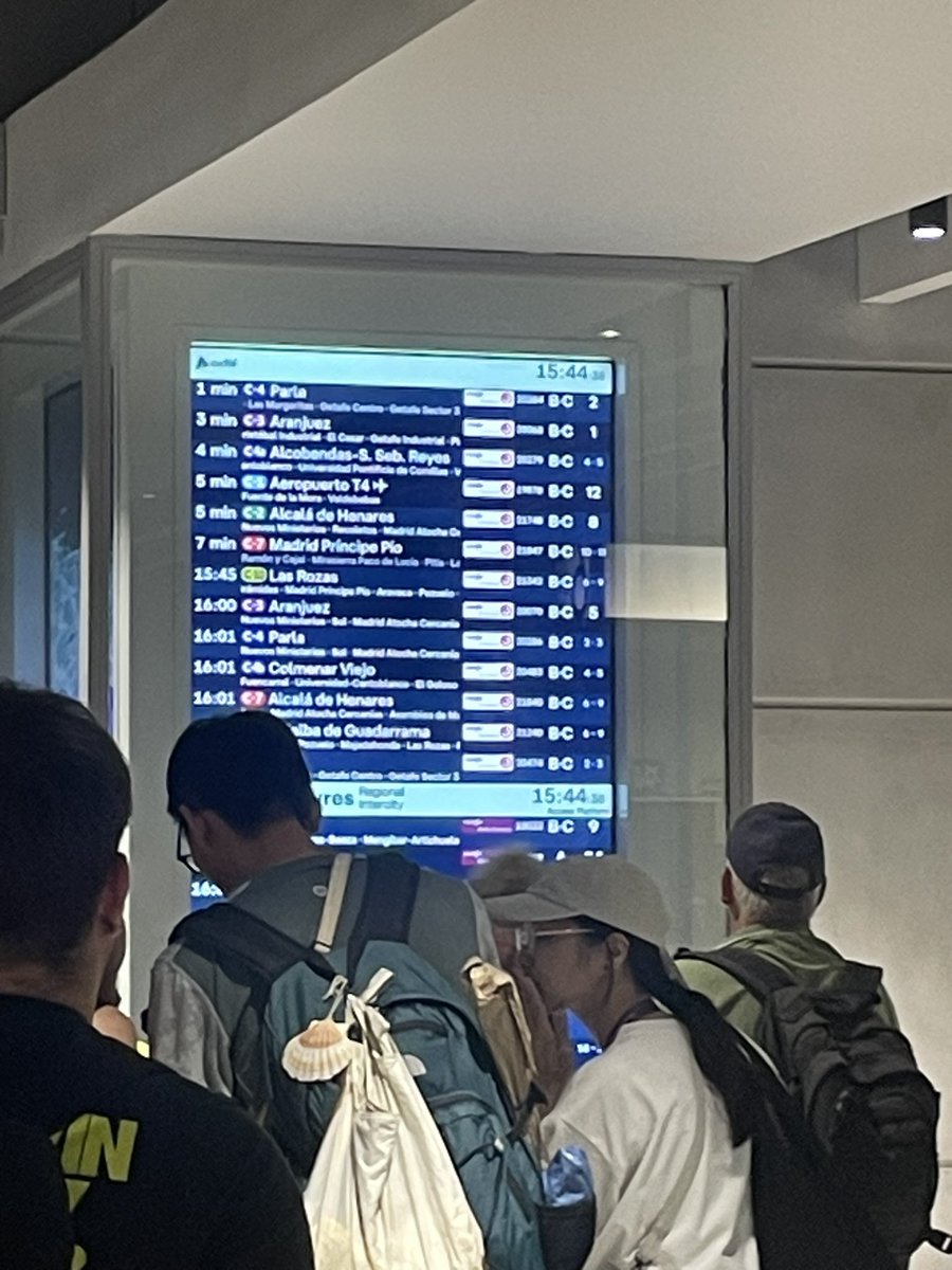 whitoutsense_'s tweet photo. @oscar_puente_ Oscar qué tal si te pones a trabajar y dejas un rato las redes sociales, estás tú para hablar con lo mal que va la Renfe hay que ser sin vergüenza! Tren con salida a las 15:45 sin vía a las 15:44 ponte a trabajar a deja de hacer el capullo https://t.co/KYnkEDAjun