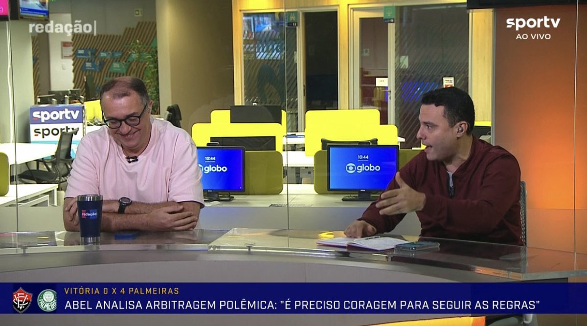 futebol_info's tweet photo. “Eu sou fã do trabalho do Abel Ferreira, mas queria que ele tivesse a coragem de assumir em uma das vezes em que o Palmeiras foi favorecido. E já foi várias vezes, assim como o Flamengo também já foi, são as duas equipes mais favorecidas do futebol brasileiro.”

“Eu queria que o Abel falasse: ‘Hoje teve um erro’. Seria tão legal, tão bacana. Até porque vai errar para um e para o outro. Mas é sempre a mesma coisa.”

🎙️ Claudio Portella, no Sportv.
📸 Reprodução/Sportv