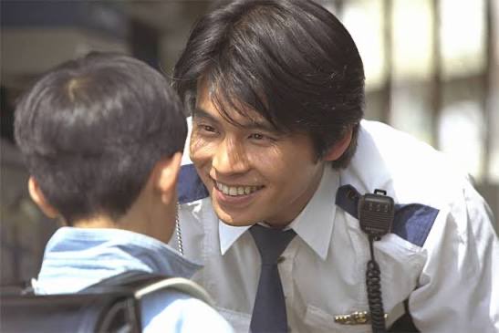 39Dnto's tweet photo. いつか青島が絶対絶命の危機にあった時、桜交番で出会った少年が警察官になっていて青島を助ける。
「知ってますか？これ、超法規的措置って言うんです」って現れたら鳥肌一生分立ちそう😂笑　#踊る大捜査線 https://t.co/WhqPiA3X1o