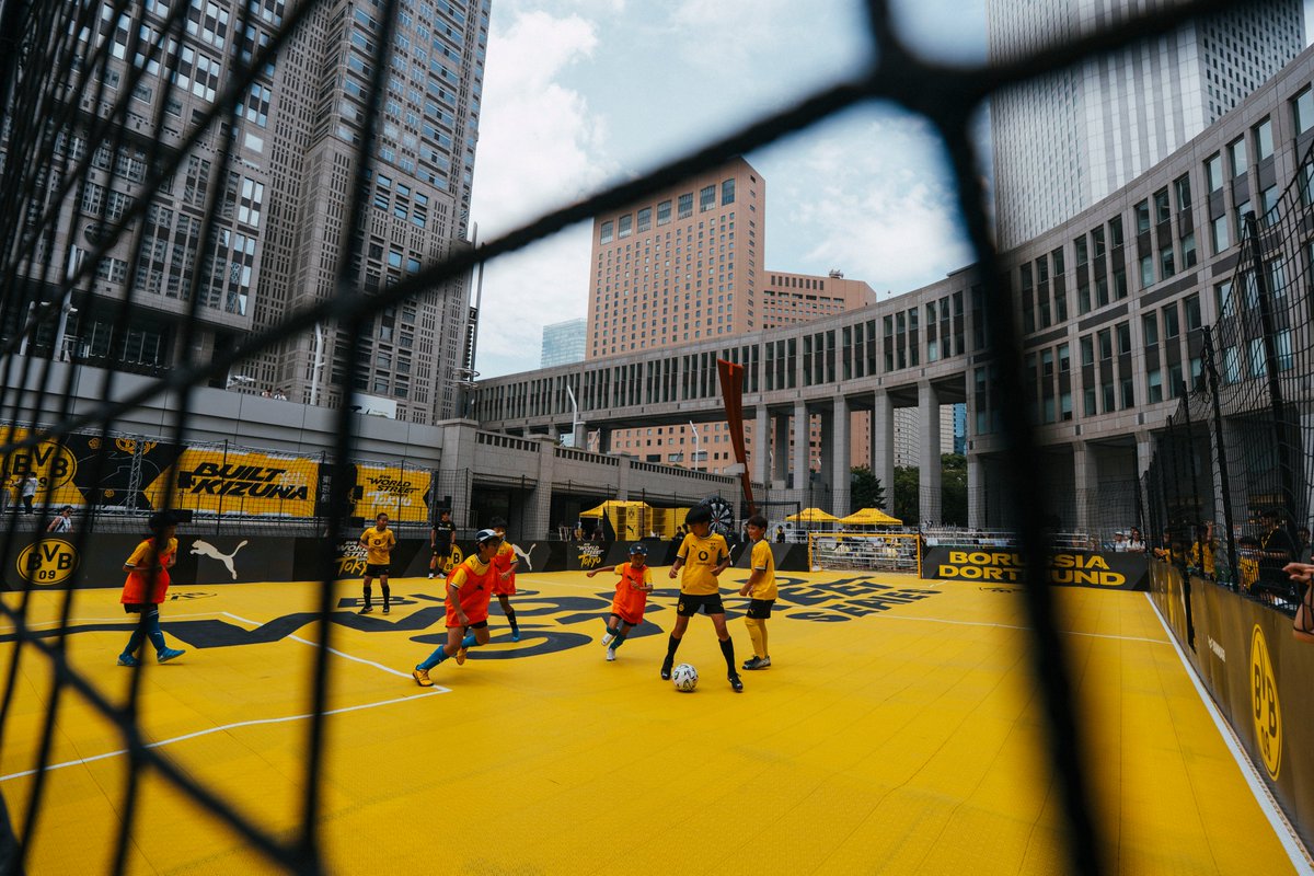 BVB's tweet photo. 💛 Der BVB hat die „World Street Series" nach Japan  gebracht. Vor dem Tokyo Metropolitan Government Building erlebten rund 300 Kinder ein Street-Soccer-Turnier mit BVB-Profis auf dem Platz und einer Gebäudeprojektion als Finale.

Vor dem Tokyo Metropolitan Government Building verwandelte Borussia Dortmund Tokio am Donnerstag in ein schwarzgelbes Street-Soccer-Festival. Rund 300 Kinder standen bei dem Straßenturnier im Mittelpunkt. Außerdem wurde das neue Ausweichtrikot in spektakulärer Form präsentiert.

Den Abschluss bildete eine Lichtshow mit großflächiger  Gebäudeprojektion: Ein exklusives „Project Mapping“ tauchte die Fassade  des Tokyo Metropolitan Government Building schwarzgelb. Bilder der World  Street Series, der Südtribüne und vom neuen Ausweichtrikot wurden an die Fassade projiziert. Das Rathaus ist eines der bekanntesten  Wahrzeichen der japanischen Hauptstadt und mit fast 14.000 Quadratmetern Projektionsfläche das größte permanente architektonische Projektionsmapping der Welt. 🇯🇵
