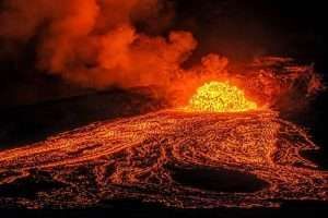 DiarioInfoTuc's tweet photo. Nueva erupción del volcán Kilauea en Hawái 
El complejo volcánico más activo del mundo registró un nuevo episodio durante la noche del martes, expulsando fuentes de lava que superaron los 150 metros. 

https://t.co/TRUbhVicwz https://t.co/N4SchAKesV