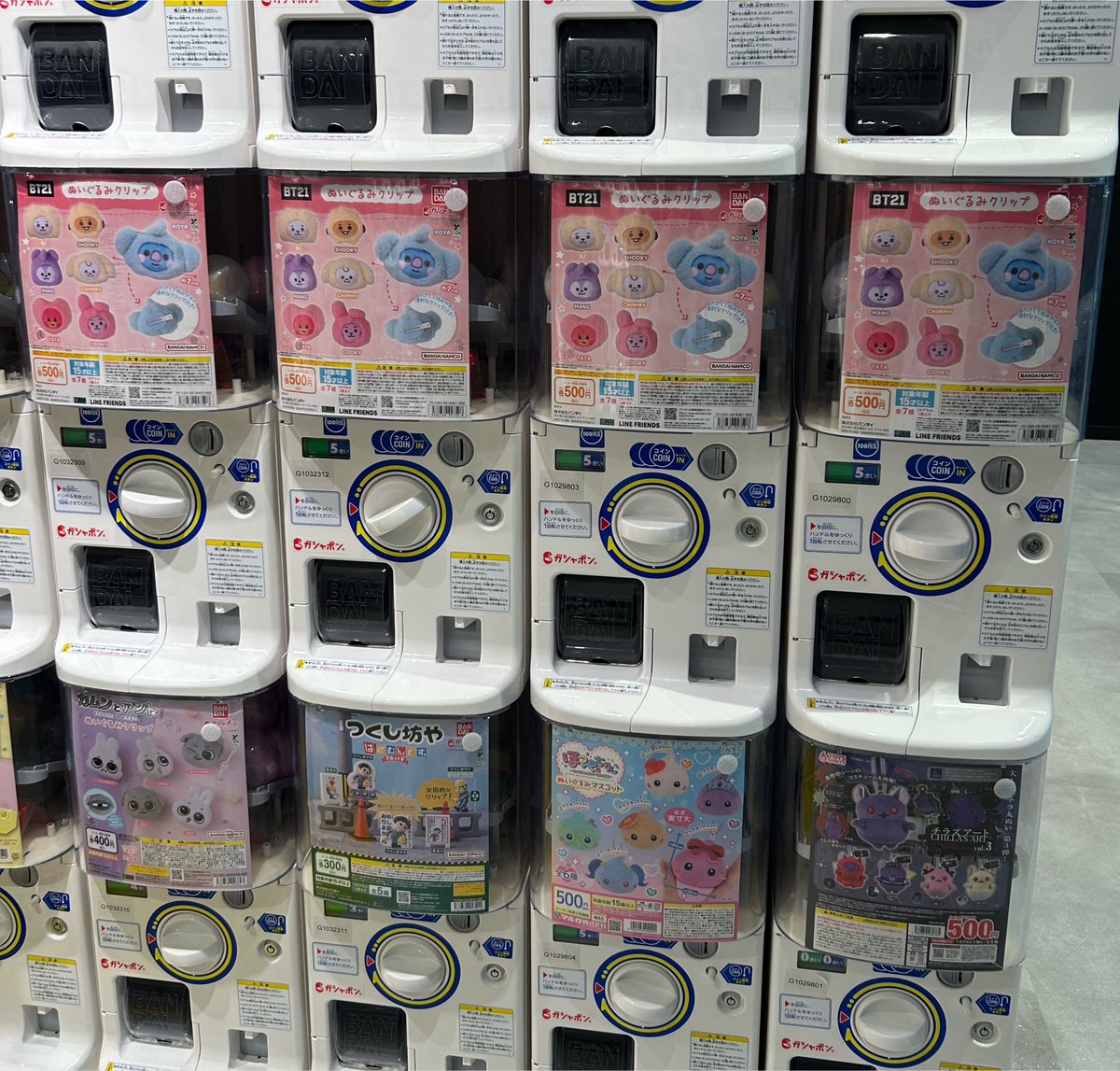 skrkitty's tweet photo. ヨドバシカメラのガチャコーナー、bt21大量に設置されてたのに見に行ったら全て枯れてて、ガチャ5軒はしごしてようやく😭👏👏

#bt21 #ガチャ #ぬいぐるみクリップ #大阪 #梅田 https://t.co/v1H285QAZg
