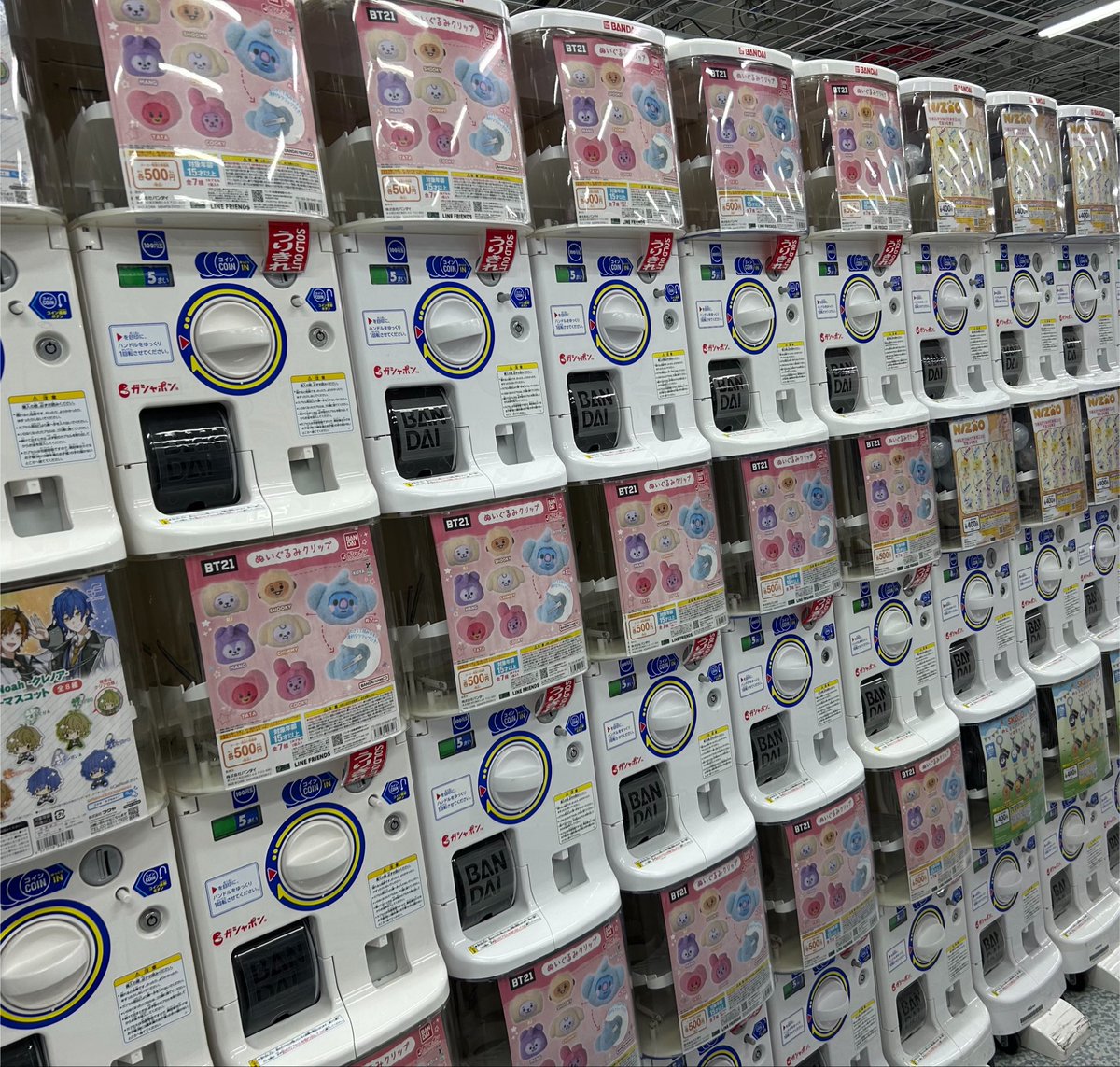 skrkitty's tweet photo. ヨドバシカメラのガチャコーナー、bt21大量に設置されてたのに見に行ったら全て枯れてて、ガチャ5軒はしごしてようやく😭👏👏

#bt21 #ガチャ #ぬいぐるみクリップ #大阪 #梅田 https://t.co/v1H285QAZg