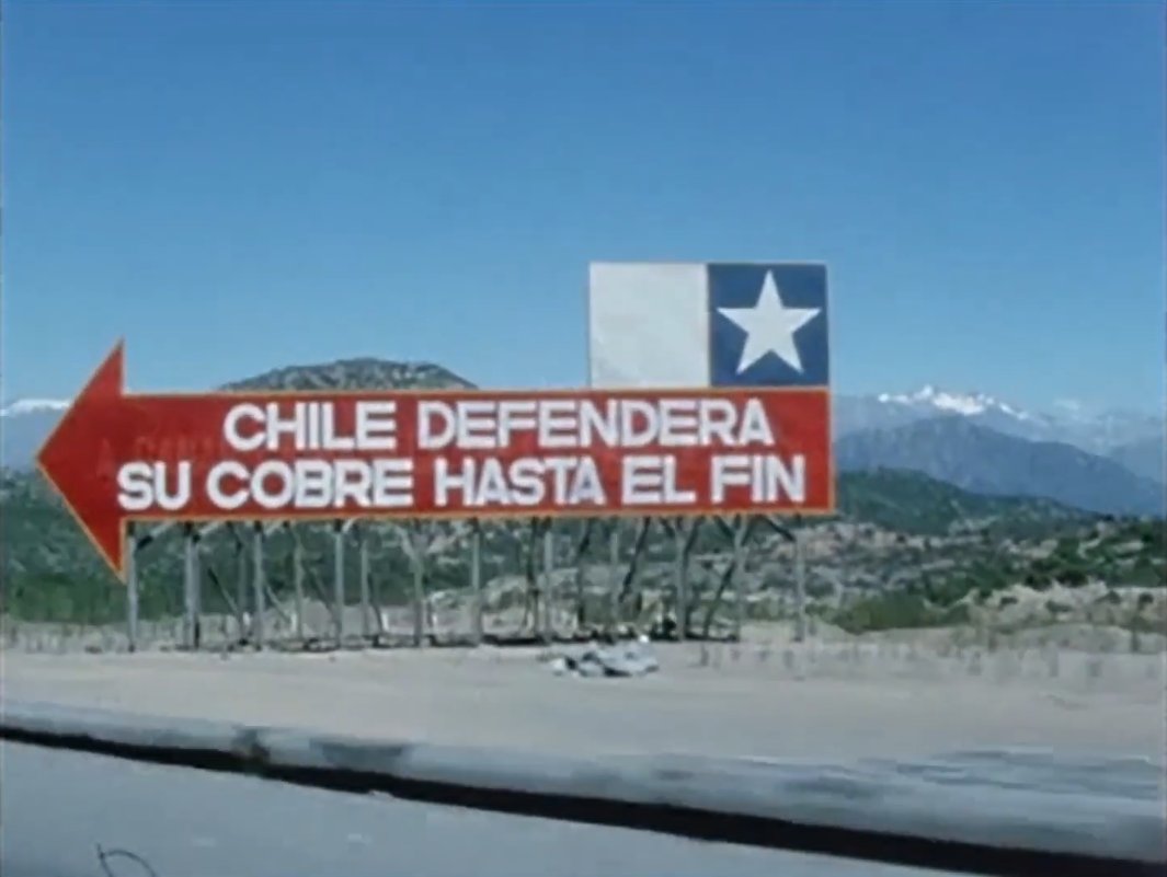 FSAllende's tweet photo. «Chile defenderá su cobre hasta el fin»
Cartel camino a El Teniente, 1973
Rescatado en el documental «CHILE 1973: Los trabajadores no participan en el gobierno, son el gobierno»
#historiadechile #cobre #codelco https://t.co/faWe8ch2fN