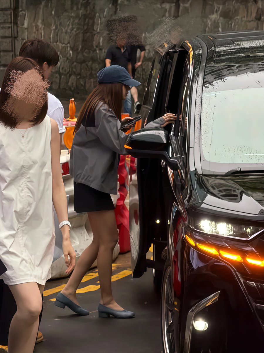 SourLisaLoops's tweet photo. #LISA WAS SEEN IN HONG KONG . https://t.co/BbrDolerQB