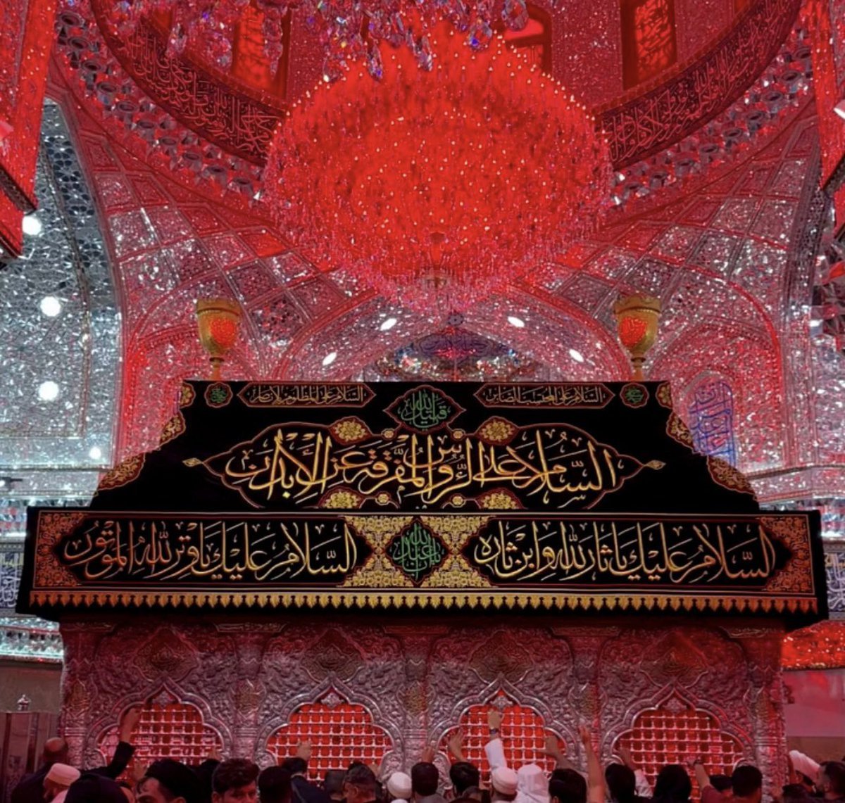 akbari54278's tweet photo. چشم من خیره به عکس حرمت بند شده
با چه حالی بنویسم که دلم تنگ شده
زائران می‌روند و من می‌مانم؛
 با چشمانی خیره به راه 
 و دلی که آرام زیر لب می‌گوید:
«یا حسین اگر از کربلا جا مانده‌ام، مرا از نگاهت جا مگذار.»
#یا_لثارات_الحسین
#مکتب_حسین https://t.co/QZzKqa4d3R