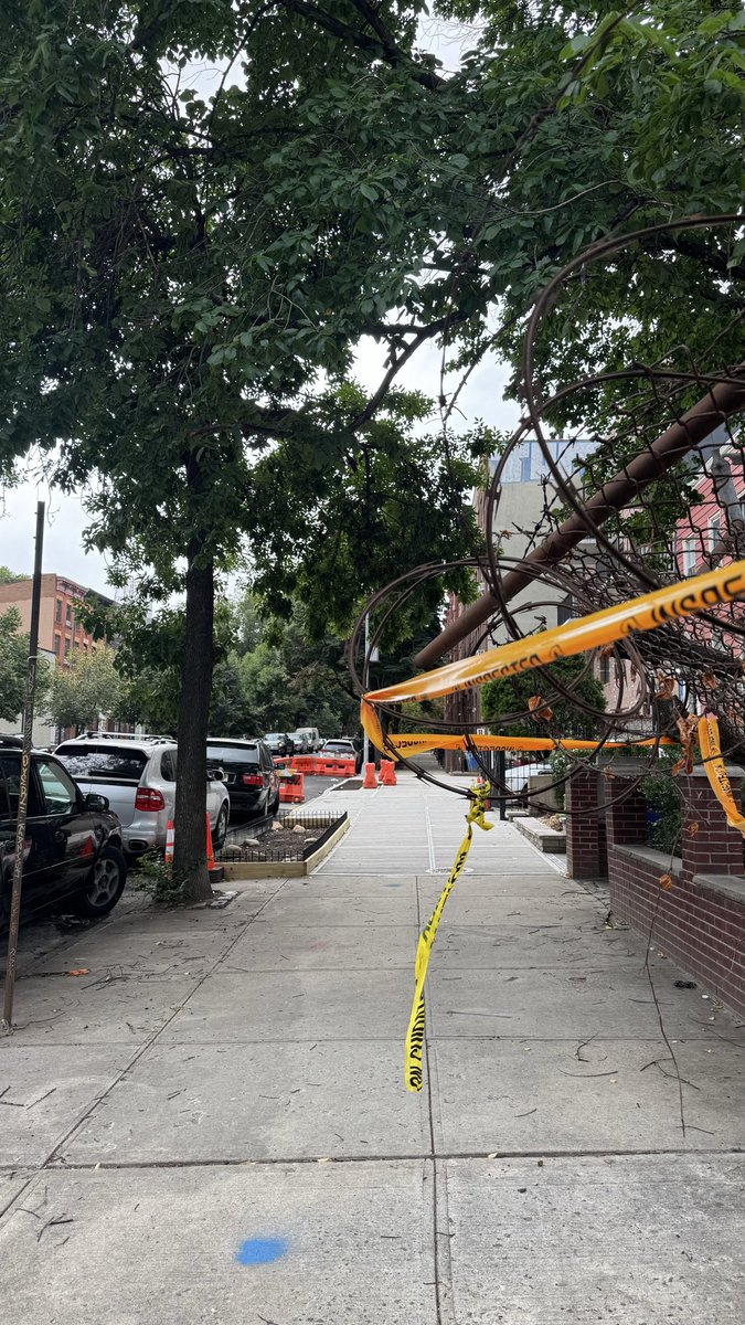 j_gordonnn's tweet photo. @nyc311 @NYC_Buildings @crystalforbk This hanging razor wire on corner of Park and Clinton is incredibly dangerous and should be removed immediately. Or someone walking looking at their phone, or running around that corner is going to have a very bad day. https://t.co/dp6NvxsBqY
