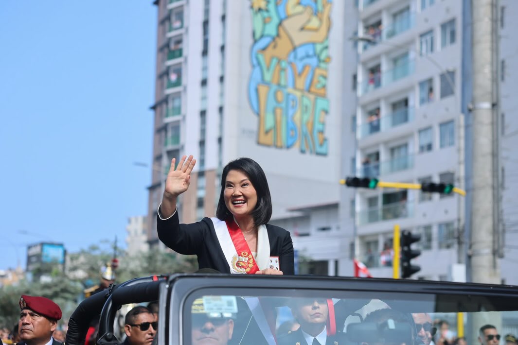 DanteBobadilla's tweet photo. El pueblo le muestra todo su amor a la presidente Keiko. 
Sufran nomás rojos hdp y ZDM. https://t.co/lVuySNslG1