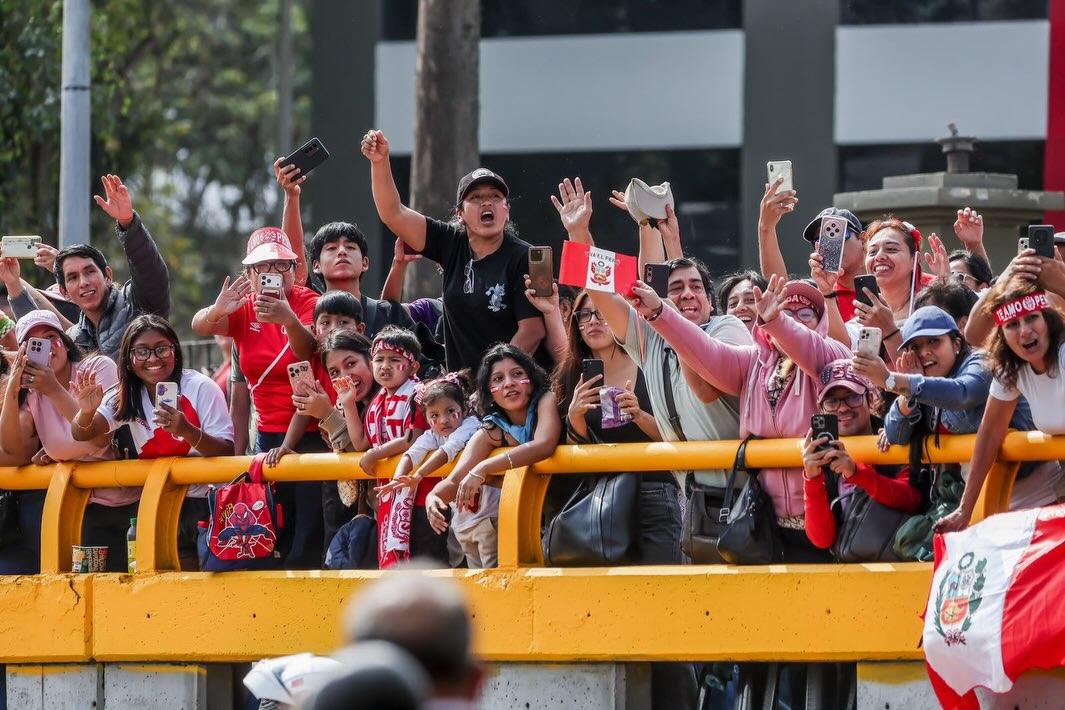 DanteBobadilla's tweet photo. El pueblo le muestra todo su amor a la presidente Keiko. 
Sufran nomás rojos hdp y ZDM. https://t.co/lVuySNslG1