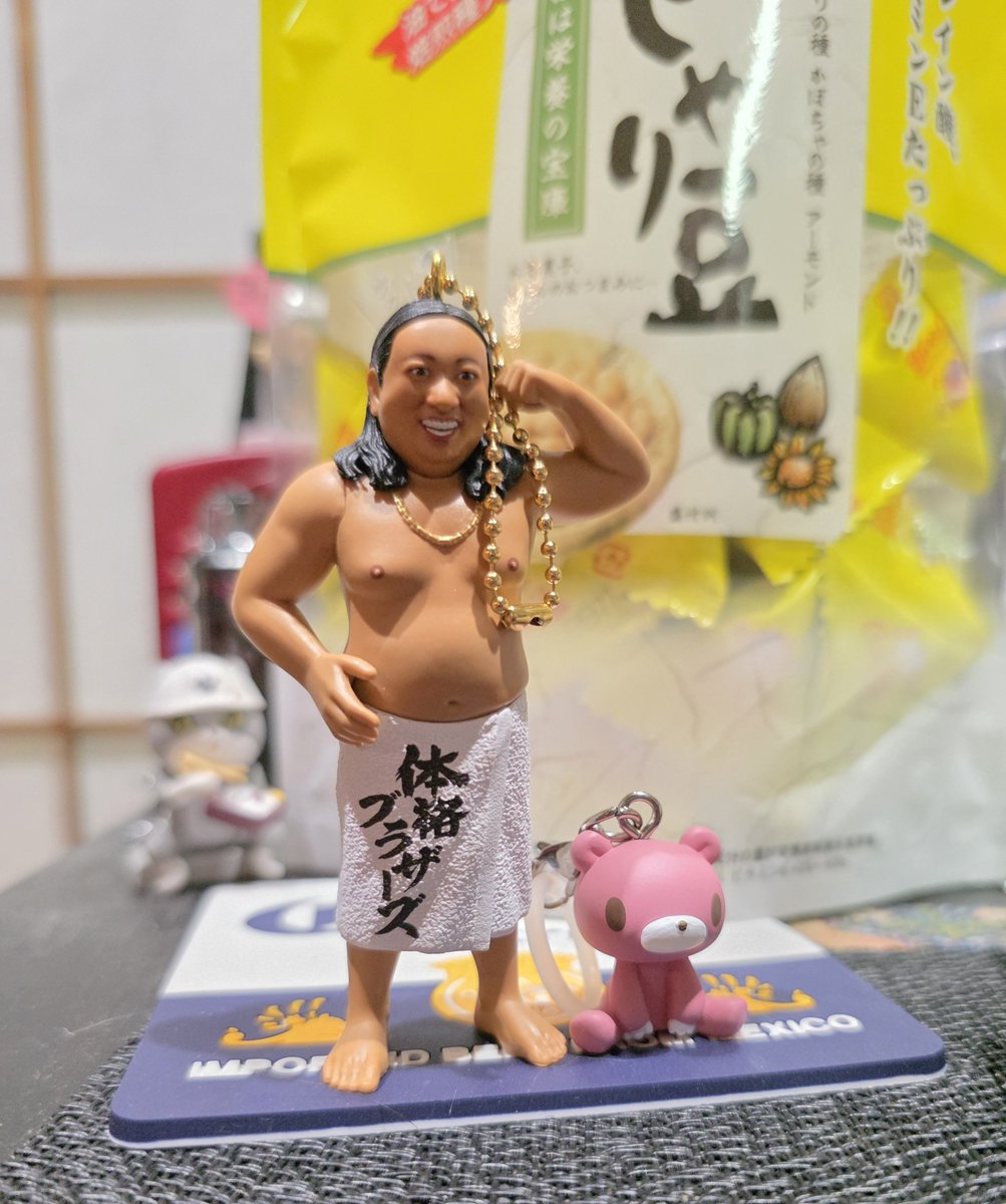 comez1300's tweet photo. やったぁぁぁあ！
職場のガチャ好きイケメン兄ちゃんに頼んどいたら欲しかった体格ブラザーズの秋山さんを一撃でひいてきてくれた🥳🥳🥳🥳
嬉しい✨
そうなると平子さんも欲しくなってくる…w https://t.co/Y4Ak6qwRp9