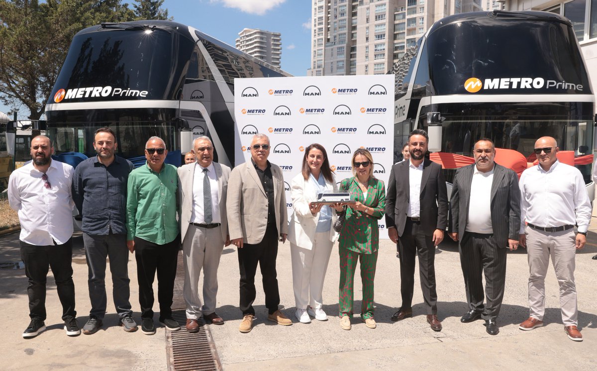 MetroTurizm's tweet photo. Metro Prime ile Bodrum yolculuğunda Neoplan Skyliner imzası! 
MAN ev sahipliğindeki törenle, İstanbul – Bodrum hattına özel yeni araçlarımız filomuza katıldı.
Üst düzey konfor sunan araçlarımız Cuma gecesi ilk seferiyle yollarda! 

#MetroTurizm #MetroPrime #Bodrum https://t.co/5ZvxpyGBuW