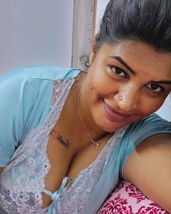 Mouna_Mozhi87's tweet photo. Serving Looks One Post At a Time ✨✨ ✨
#HotLook
#MalluAunty
#Dusky https://t.co/XhH75w91i8