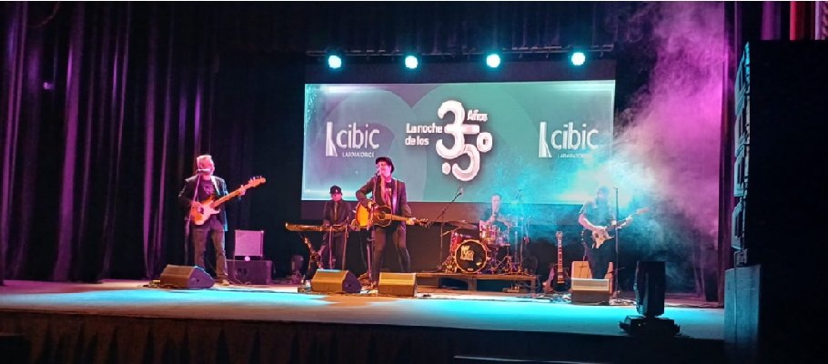 jorgeogalindez's tweet photo. Así festejó #CIBIC, anoche en el #TeatroLaComedia, su 35 Aniversario!
Felicitaciones por el enorme trabajo que realizan!! https://t.co/J5u38zoWMC