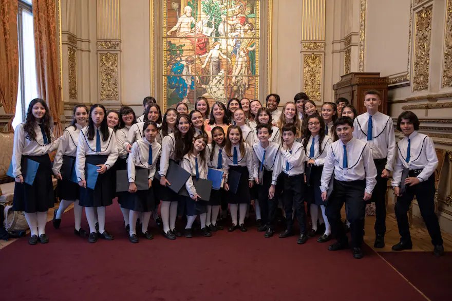 LiliLili949's tweet photo. Sr. @leocifelli (secr. de cultura)disolver el Coro Nacional de Niños, creado en 1967, sin darle explicaciones a los niños y a los maestros, es una medida infame.
Los sueldos de todo el plantel, equivalen en su totalidad al sueldo de UN senador. Uds son brutos y despiadados. https://t.co/0tcKnI1Y3H