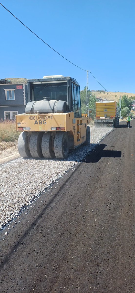 CevahirUzkurt's tweet photo. 📍 Çiftlik Bozköy kasabamızda 9 km’lik sathi asfalt çalışması tüm hızıyla sürüyor 🚧 

Hemşehrilerimizin ulaşım konforunu artırmak ve yol güvenliğini sağlamak için durmaksızın çalışıyoruz ✅️ https://t.co/GBmZmnIa5w