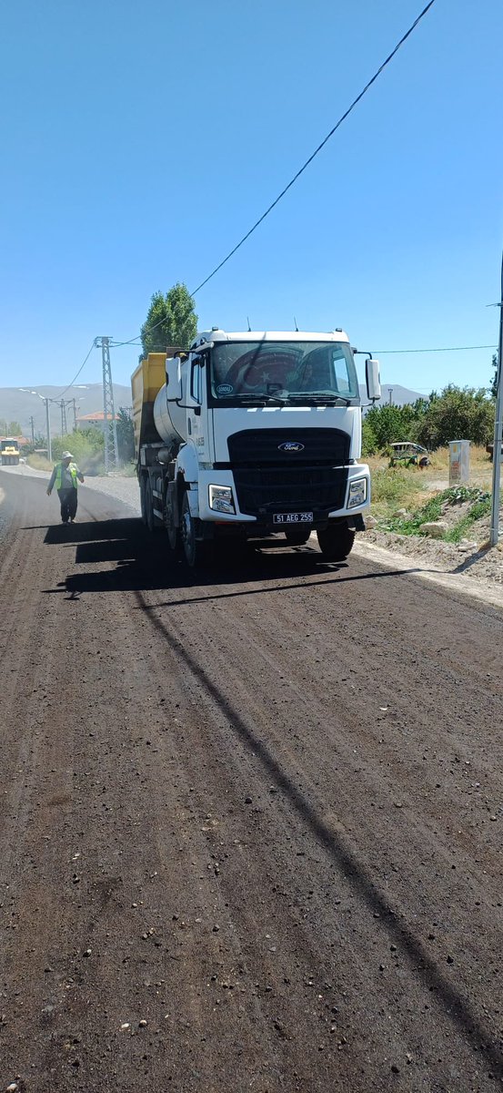 CevahirUzkurt's tweet photo. 📍 Çiftlik Bozköy kasabamızda 9 km’lik sathi asfalt çalışması tüm hızıyla sürüyor 🚧 

Hemşehrilerimizin ulaşım konforunu artırmak ve yol güvenliğini sağlamak için durmaksızın çalışıyoruz ✅️ https://t.co/GBmZmnIa5w