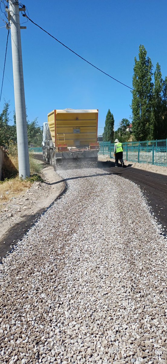 CevahirUzkurt's tweet photo. 📍 Çiftlik Bozköy kasabamızda 9 km’lik sathi asfalt çalışması tüm hızıyla sürüyor 🚧 

Hemşehrilerimizin ulaşım konforunu artırmak ve yol güvenliğini sağlamak için durmaksızın çalışıyoruz ✅️ https://t.co/GBmZmnIa5w