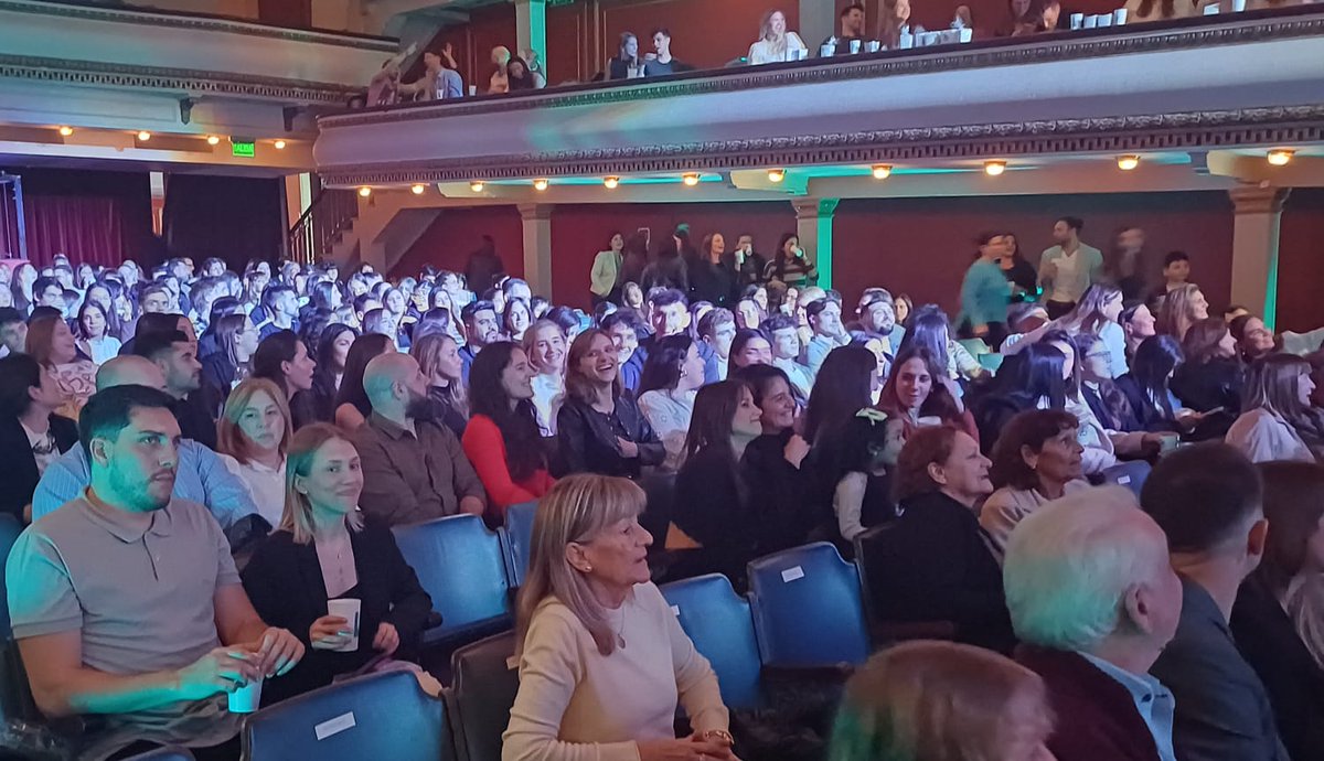 jorgeogalindez's tweet photo. Así festejó #CIBIC, anoche en el #TeatroLaComedia, su 35 Aniversario!
Felicitaciones por el enorme trabajo que realizan!! https://t.co/J5u38zoWMC