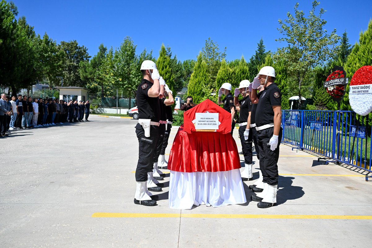 Denizli_Emniyet's tweet photo. Asayiş Şube Müdürlüğümüz kadrosunda görev yapmakta iken, görevi esnasında rahatsızlanarak kaldırıldığı hastanede yapılan tüm müdahalelere rağmen kurtarılamayıp vefat eden Polis Memuru Mehmet Ali KARTAL için tören düzenlenmiştir.

Törene Valimiz Sayın Yavuz Selim KÖŞGER, İl Emniyet Müdürümüz Sayın Yavuz SAĞDIÇ, il protokolü, teşkilat mensuplarımız, merhumun kıymetli ailesi, yakınları ve sevenleri katılmıştır.

Düzenlenen cenaze töreninin ardından merhum meslektaşımız, defnedilmek üzere memleketi Kütahya ili Gediz ilçesi Yunuslar Köyü’ne dualarla uğurlanmıştır.

Denizli İl Emniyet Müdürlüğü olarak merhum meslektaşımıza Allah’tan rahmet; kederli ailesine, yakınlarına, Emniyet Teşkilatımıza ve aziz milletimize başsağlığı ve sabır diliyoruz.