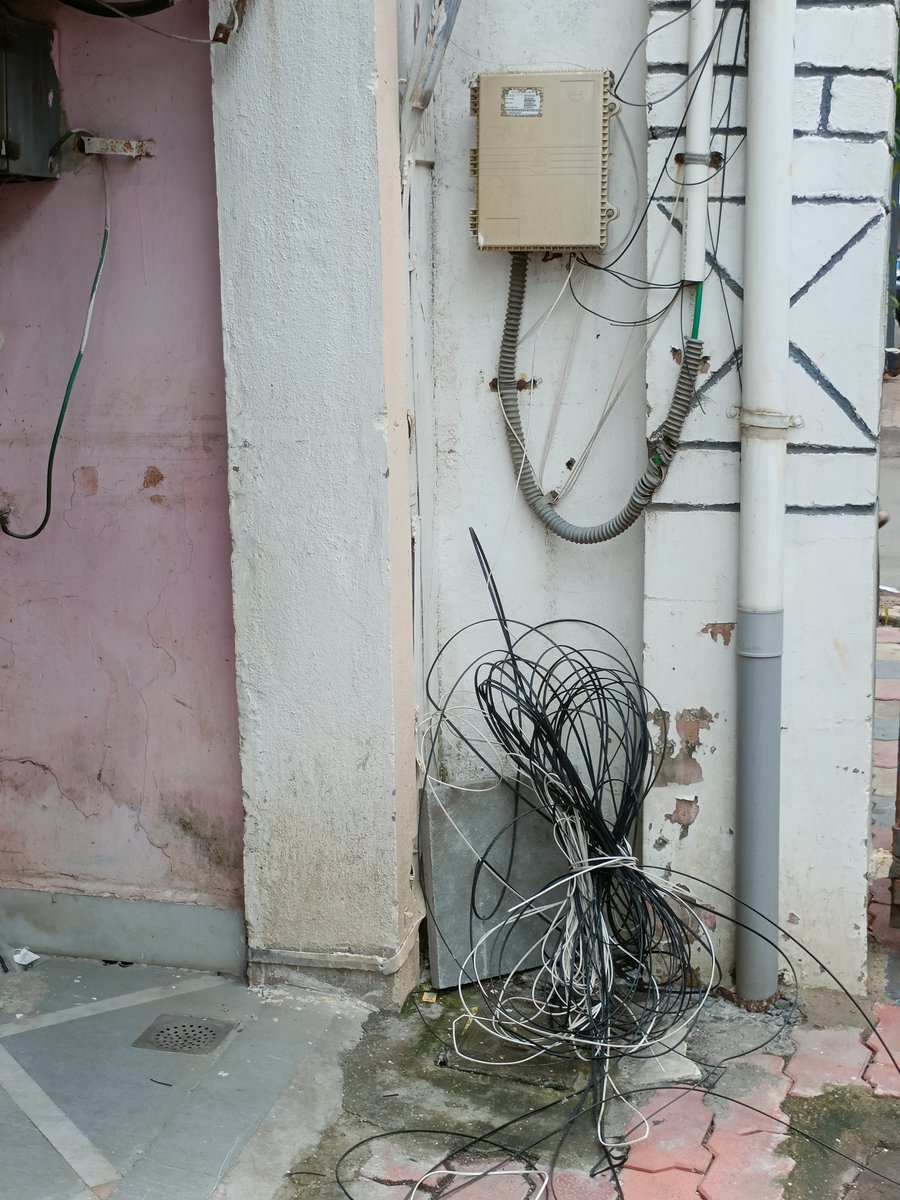 RajdeepGhadiya's tweet photo. This issue has been ignored for too long.Your technicians use the box on my house wall for connection and leave cable waste every time.Multiple complaints have gone unanswered.Please take immediate action and do proper cleanup after every installation. @reliancejio @jio_fiber https://t.co/4tSu23EDty