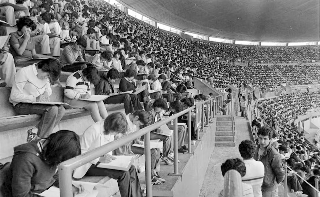 El_Universal_Mx's tweet photo. ¿Cómo era la aplicación del examen de ingreso a la UNAM de 1969 a finales de los 80 en el Estadio Azteca? 🧐📷

La regla era sentarse en el concreto frío y en las manos sólo se permitía la tabla para recargarse. 

#FOTOS: ARCHIVO | EL UNIVERSAL

https://t.co/KGEDnIjiRp https://t.co/ImA6Z4Yq0Z